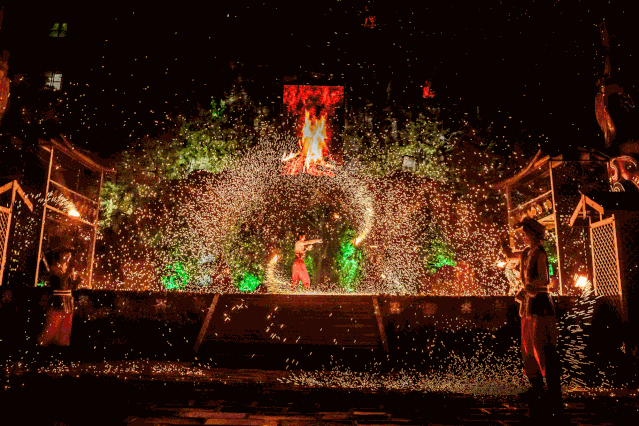 丽江千古情景区多民族齐点巨型火把欢度火把节